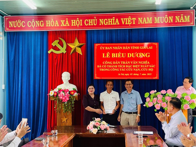 Trao tặng bằng khen cho anh Trần Văn Nghĩa về thành tích xuất sắc trong công tác cứu nạn, cứu hộ- Ảnh 2. Trao tặng bằng khen cho anh Trần Văn Nghĩa về thành tích xuất sắc trong công tác cứu nạn, cứu hộ- Ảnh 2.