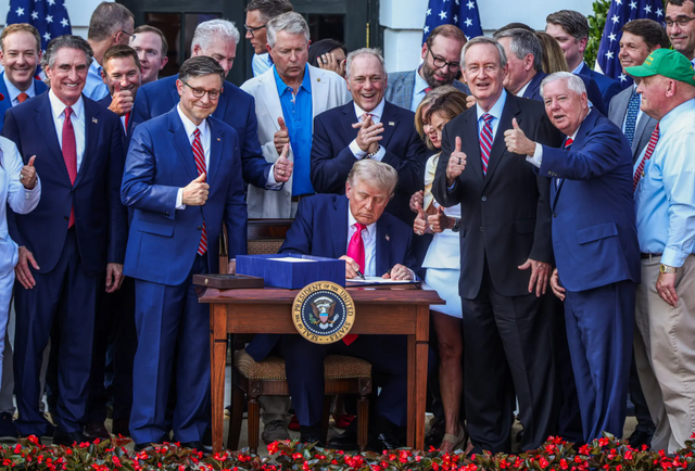 Ông Trump ký ban hành “siêu dự luật” thành luật, xác lập chiến thắng lập pháp quan trọng nhất nhiệm kỳ hai- Ảnh 1. Ông Trump ký ban hành “siêu dự luật” thành luật, xác lập chiến thắng lập pháp quan trọng nhất nhiệm kỳ hai- Ảnh 1.