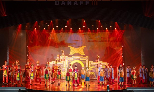 “The Enchanted Crossbow” của Victoria School tỏa sáng tại DANAFF III – Biểu tượng của một Đà Nẵng mới- Ảnh 1. “The Enchanted Crossbow” của Victoria School tỏa sáng tại DANAFF III – Biểu tượng của một Đà Nẵng mới- Ảnh 1.