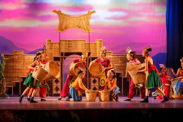 “The Enchanted Crossbow” của Victoria School tỏa sáng tại DANAFF III – Biểu tượng của một Đà Nẵng mới- Ảnh 3. “The Enchanted Crossbow” của Victoria School tỏa sáng tại DANAFF III – Biểu tượng của một Đà Nẵng mới- Ảnh 3.