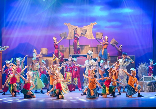 “The Enchanted Crossbow” của Victoria School tỏa sáng tại DANAFF III – Biểu tượng của một Đà Nẵng mới- Ảnh 5. “The Enchanted Crossbow” của Victoria School tỏa sáng tại DANAFF III – Biểu tượng của một Đà Nẵng mới- Ảnh 5.