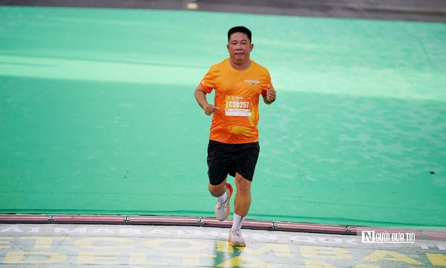 Hơn 5.000 vận động viên “tỏa sáng” cùng giải Marathon lớn nhất đồng bằng sông Cửu Long- Ảnh 1. Hơn 5.000 vận động viên “tỏa sáng” cùng giải Marathon lớn nhất đồng bằng sông Cửu Long- Ảnh 1.