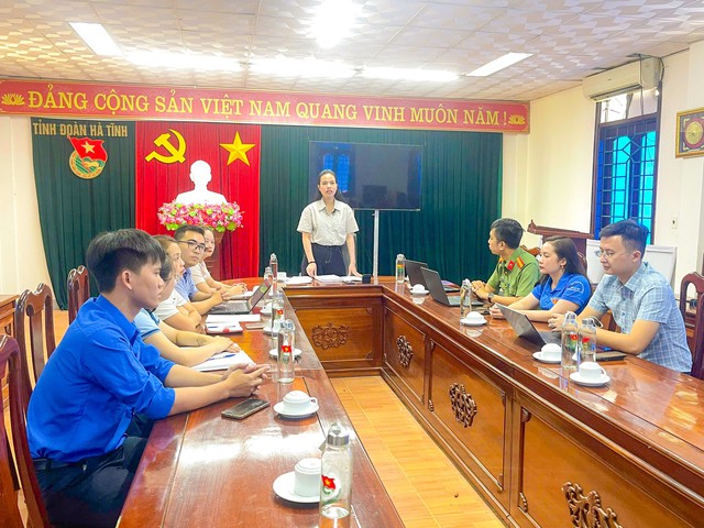 Tuổi trẻ Hà Tĩnh tháo gỡ thách thức, đưa phong trào "Bình dân học vụ số" sang kỷ nguyên chuyển mình- Ảnh 1. Tuổi trẻ Hà Tĩnh tháo gỡ thách thức, đưa phong trào "Bình dân học vụ số" sang kỷ nguyên chuyển mình- Ảnh 1.