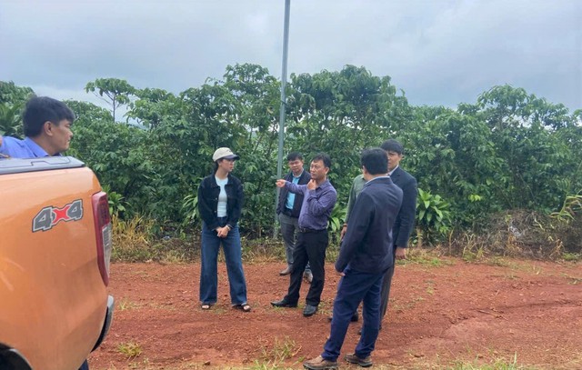 Vụ hơn 5,5 ha cà phê chết cành, rụng quả bất thường ở Lâm Đồng: Cơ quan chức năng lấy mẫu phân bón đi phân tích- Ảnh 1. Vụ hơn 5,5 ha cà phê chết cành, rụng quả bất thường ở Lâm Đồng: Cơ quan chức năng lấy mẫu phân bón đi phân tích- Ảnh 1.
