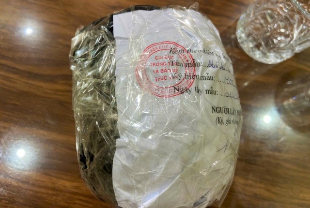 Vụ hơn 5,5 ha cà phê chết cành, rụng quả bất thường ở Lâm Đồng: Cơ quan chức năng lấy mẫu phân bón đi phân tích- Ảnh 5. Vụ hơn 5,5 ha cà phê chết cành, rụng quả bất thường ở Lâm Đồng: Cơ quan chức năng lấy mẫu phân bón đi phân tích- Ảnh 5.