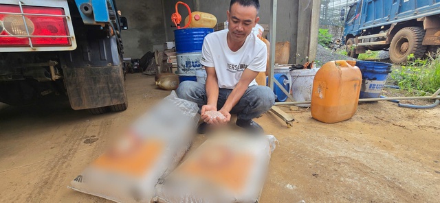 Vụ hơn 5,5 ha cà phê chết cành, rụng quả bất thường ở Lâm Đồng: Cơ quan chức năng lấy mẫu phân bón đi phân tích- Ảnh 4. Vụ hơn 5,5 ha cà phê chết cành, rụng quả bất thường ở Lâm Đồng: Cơ quan chức năng lấy mẫu phân bón đi phân tích- Ảnh 4.