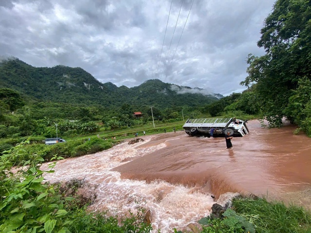 Mưa lớn trong đêm nhiều hộ dân phải di dời, giao thông chia cắt- Ảnh 1. Mưa lớn trong đêm nhiều hộ dân phải di dời, giao thông chia cắt- Ảnh 1.