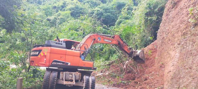 Mưa lớn trong đêm nhiều hộ dân phải di dời, giao thông chia cắt- Ảnh 4. Mưa lớn trong đêm nhiều hộ dân phải di dời, giao thông chia cắt- Ảnh 4.