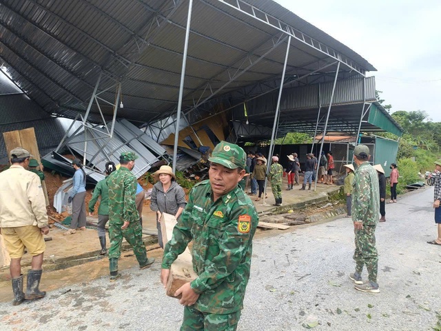 Mưa lớn trong đêm nhiều hộ dân phải di dời, giao thông chia cắt- Ảnh 3. Mưa lớn trong đêm nhiều hộ dân phải di dời, giao thông chia cắt- Ảnh 3.
