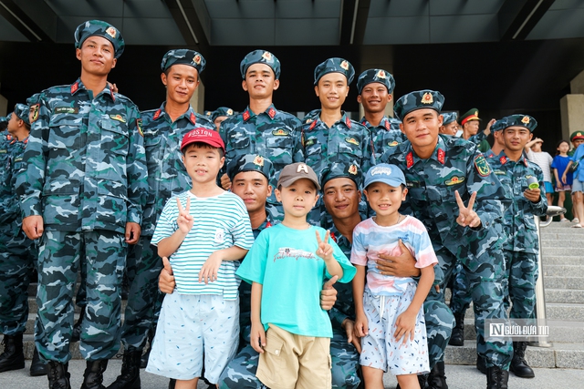 Chiến sĩ A80 khám phá hiện vật lịch sử tại Bảo tàng Lịch sử Quân sự Việt Nam- Ảnh 15. Chiến sĩ A80 khám phá hiện vật lịch sử tại Bảo tàng Lịch sử Quân sự Việt Nam- Ảnh 15.