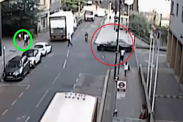 Đạp vào chân ga, tài xế BMW húc văng người đi bộ- Ảnh 1. Đạp vào chân ga, tài xế BMW húc văng người đi bộ- Ảnh 1.
