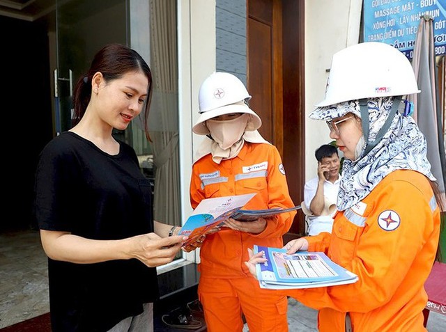 Hà Tĩnh: Người dân “bật” chế độ tiết kiệm điện giữa mùa nắng nóng- Ảnh 1. Hà Tĩnh: Người dân “bật” chế độ tiết kiệm điện giữa mùa nắng nóng- Ảnh 1.