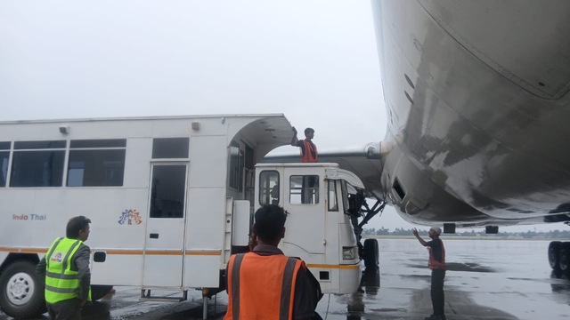 Xe cứu thương chuyên dụng tiếp cận và máy bay Vietnam Airlines để chuyển khách. Xe cứu thương chuyên dụng tiếp cận và máy bay Vietnam Airlines để chuyển khách.