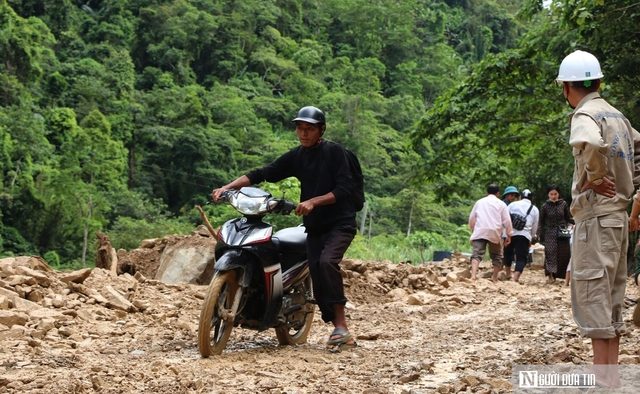 Mưa lớn, Quốc lộ 16 qua địa bàn Nghệ An có hàng chục điểm sạt lở- Ảnh 7.