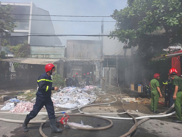 Lửa bao trùm kho vải giữa khu dân cư Đà Nẵng- Ảnh 2.