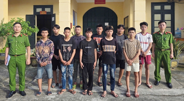 Tạm giữ hình sự 10 đối tượng đánh nhau gây náo loạn đường phố- Ảnh 1. Tạm giữ hình sự 10 đối tượng đánh nhau gây náo loạn đường phố- Ảnh 1.