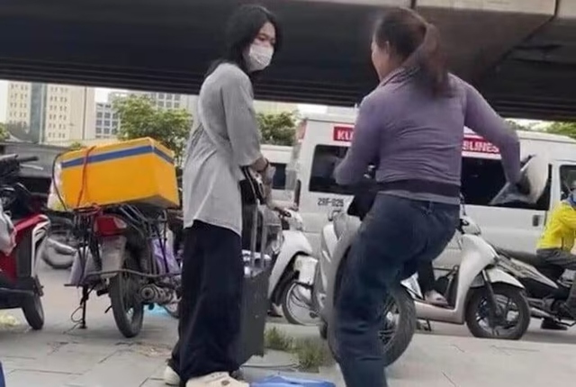 Xua đuổi cô gái đứng trên vỉa hè, người bán trà đá bị phạt 2,5 triệu đồng- Ảnh 1.