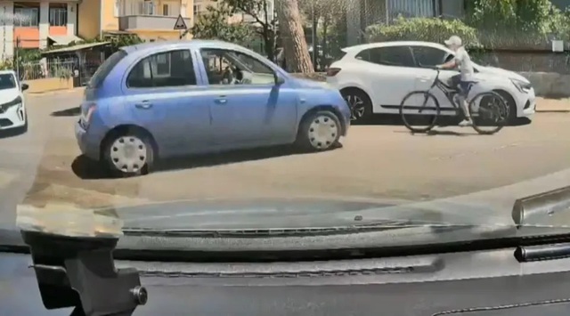 Chiếc ô tô màu xanh trượt vào đường đi của cậu bé. (Nguồn: News X) Chiếc ô tô màu xanh trượt vào đường đi của cậu bé. (Nguồn: News X)