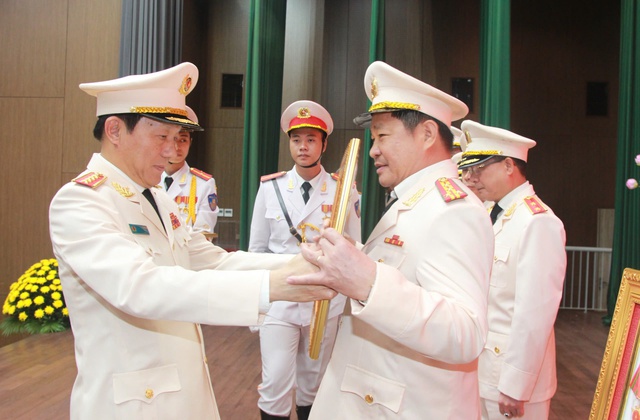 Phó Giám đốc Công an tỉnh Đồng Nai đón nhận Huân chương Chiến công hạng Ba- Ảnh 1.