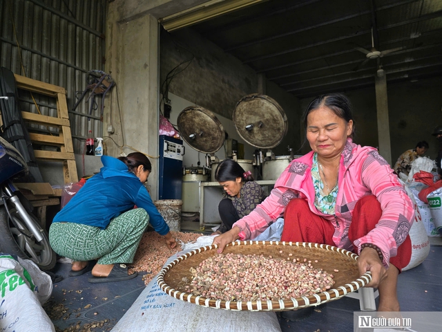 Sợ trên thị trường dầu ăn "bẩn", người dân xứ Nghệ đổ xô đi ép dầu lạc, vừng về dùng - Ảnh 2. Sợ trên thị trường dầu ăn "bẩn", người dân xứ Nghệ đổ xô đi ép dầu lạc, vừng về dùng - Ảnh 2.