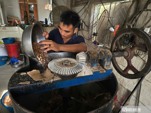 Sợ trên thị trường dầu ăn "bẩn", người dân xứ Nghệ đổ xô đi ép dầu lạc, vừng về dùng - Ảnh 4. Sợ trên thị trường dầu ăn "bẩn", người dân xứ Nghệ đổ xô đi ép dầu lạc, vừng về dùng - Ảnh 4.