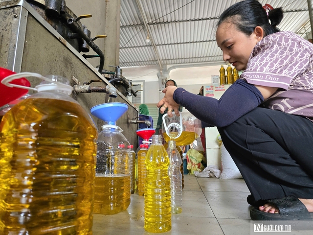 Sợ trên thị trường dầu ăn "bẩn", người dân xứ Nghệ đổ xô đi ép dầu lạc, vừng về dùng - Ảnh 10. Sợ trên thị trường dầu ăn "bẩn", người dân xứ Nghệ đổ xô đi ép dầu lạc, vừng về dùng - Ảnh 10.