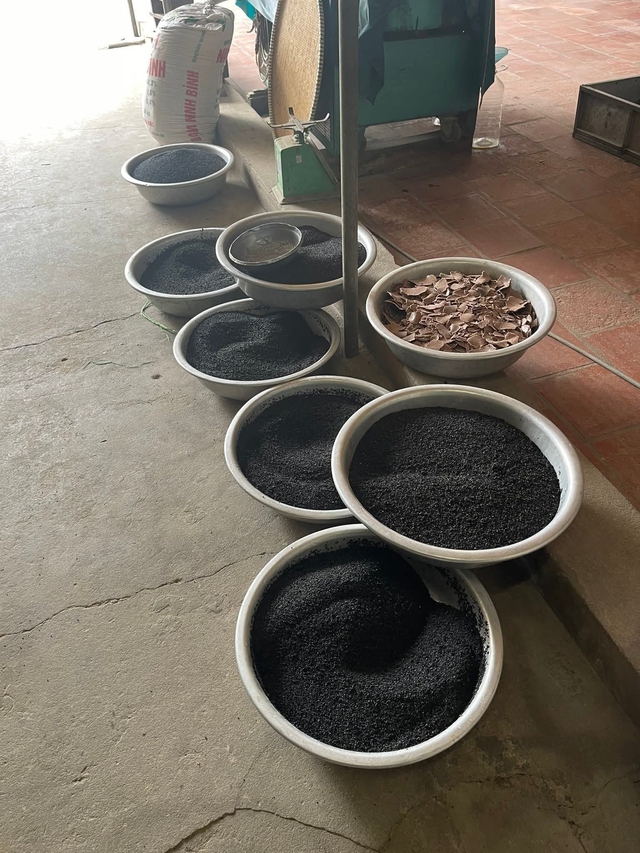Sợ trên thị trường dầu ăn "bẩn", người dân xứ Nghệ đổ xô đi ép dầu lạc, vừng về dùng - Ảnh 8. Sợ trên thị trường dầu ăn "bẩn", người dân xứ Nghệ đổ xô đi ép dầu lạc, vừng về dùng - Ảnh 8.