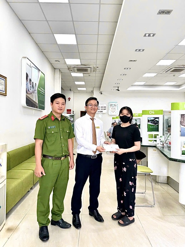 Nhân viên ngân hàng phối hợp với công an ngăn chặn một vụ lừa đảo nộp tiền qua app nhận hoa hồng- Ảnh 1. Nhân viên ngân hàng phối hợp với công an ngăn chặn một vụ lừa đảo nộp tiền qua app nhận hoa hồng- Ảnh 1.