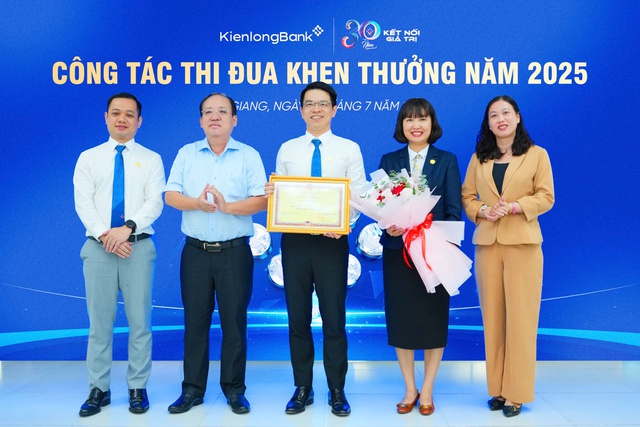 KienlongBank vinh dự nhận Bằng khen của Chủ tịch UBND tỉnh An Giang- Ảnh 1. KienlongBank vinh dự nhận Bằng khen của Chủ tịch UBND tỉnh An Giang- Ảnh 1.