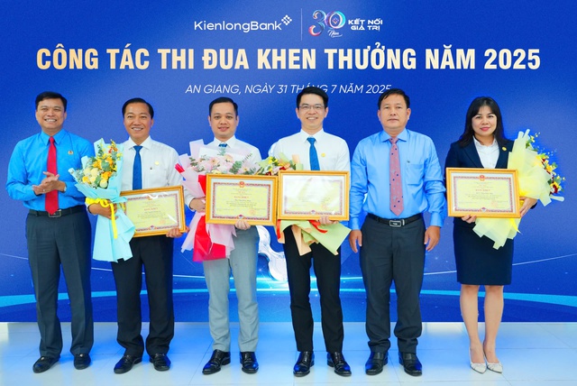 KienlongBank vinh dự nhận Bằng khen của Chủ tịch UBND tỉnh An Giang- Ảnh 2. KienlongBank vinh dự nhận Bằng khen của Chủ tịch UBND tỉnh An Giang- Ảnh 2.