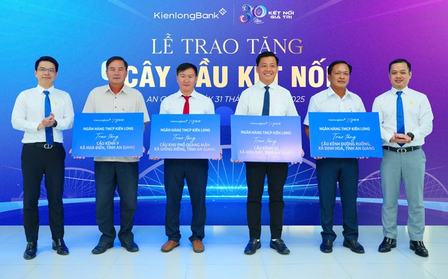 KienlongBank vinh dự nhận Bằng khen của Chủ tịch UBND tỉnh An Giang- Ảnh 3. KienlongBank vinh dự nhận Bằng khen của Chủ tịch UBND tỉnh An Giang- Ảnh 3.