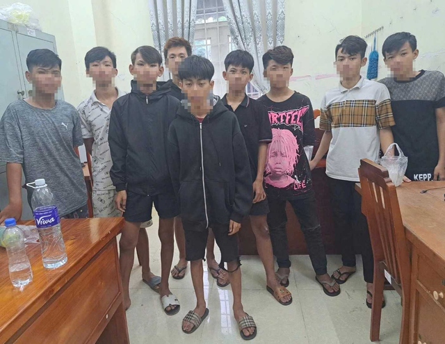 9 thiếu niên cầm hung khí chặn đường, cướp tiền của người dân- Ảnh 1. 9 thiếu niên cầm hung khí chặn đường, cướp tiền của người dân- Ảnh 1.