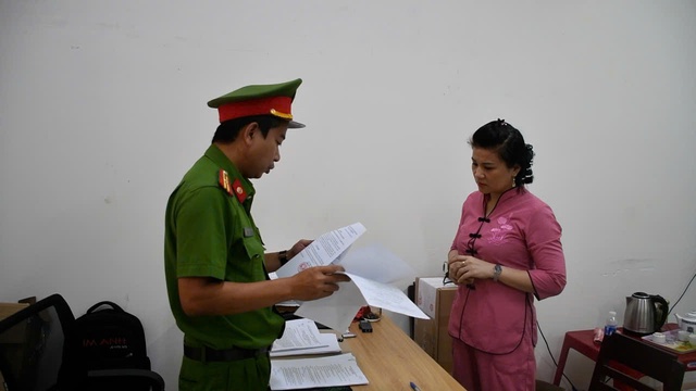 Khởi tố bảo mẫu ném bé trai 14 tháng tuổi xuống nền gạch, chấn thương sọ não- Ảnh 1. Khởi tố bảo mẫu ném bé trai 14 tháng tuổi xuống nền gạch, chấn thương sọ não- Ảnh 1.
