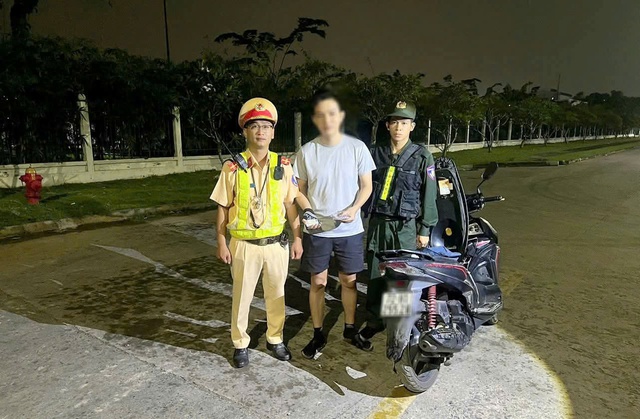 Bắt quả tang đối tượng mua bán cần sa trong KCN ở Đồng Nai- Ảnh 1. Bắt quả tang đối tượng mua bán cần sa trong KCN ở Đồng Nai- Ảnh 1.