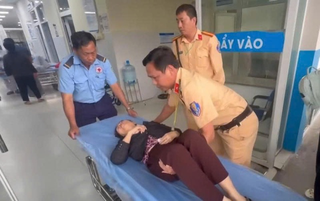 Nữ nạn nhân hôn mê được CSGT Đồng Nai đưa đi cấp cứu kịp thời- Ảnh 2.