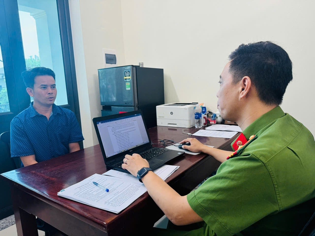 Con điều khiển xe máy gây tai nạn chết người, bố bị khởi tố - Ảnh 1.