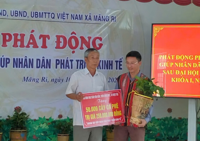 Quảng Ngãi: Hơn 1,8 tỷ đồng ủng hộ khôi phục sâm Ngọc Linh và cà phê ở Măng Ri- Ảnh 2. Quảng Ngãi: Hơn 1,8 tỷ đồng ủng hộ khôi phục sâm Ngọc Linh và cà phê ở Măng Ri- Ảnh 2.