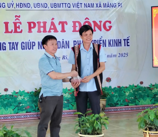 Quảng Ngãi: Hơn 1,8 tỷ đồng ủng hộ khôi phục sâm Ngọc Linh và cà phê ở Măng Ri- Ảnh 3. Quảng Ngãi: Hơn 1,8 tỷ đồng ủng hộ khôi phục sâm Ngọc Linh và cà phê ở Măng Ri- Ảnh 3.