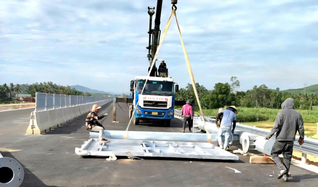 Hối hả hoàn thiện, sẵn sàng thông tuyến đoạn 10km cao tốc Quảng Ngãi - Hoài Nhơn- Ảnh 1. Hối hả hoàn thiện, sẵn sàng thông tuyến đoạn 10km cao tốc Quảng Ngãi - Hoài Nhơn- Ảnh 1.