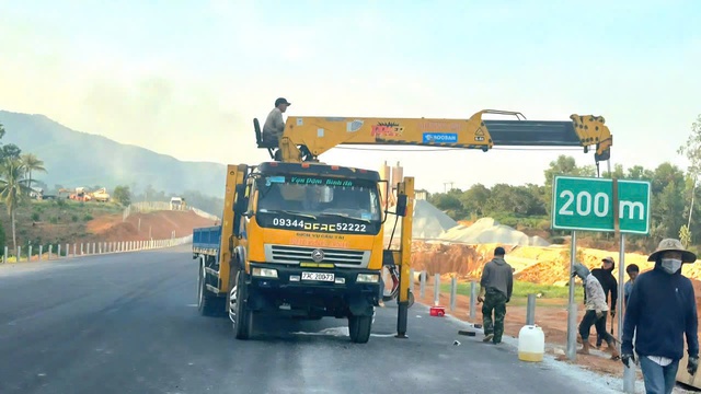 Hối hả hoàn thiện, sẵn sàng thông tuyến đoạn 10km cao tốc Quảng Ngãi - Hoài Nhơn- Ảnh 2. Hối hả hoàn thiện, sẵn sàng thông tuyến đoạn 10km cao tốc Quảng Ngãi - Hoài Nhơn- Ảnh 2.