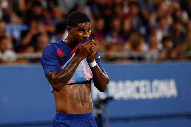 CĐV chế giễu Rashford sau pha bỏ lỡ khó tin trước khung thành trống - Ảnh 2.