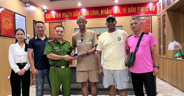 Công an Việt Nam tìm thấy điện thoại đánh rơi của sĩ quan cảnh sát Ả Rập - Ảnh 1.