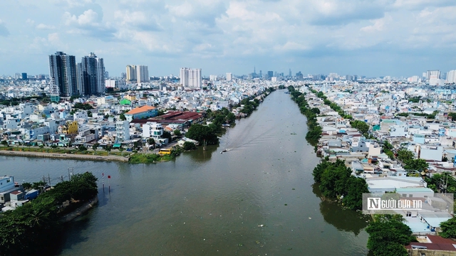 Loạt nhà bên Kênh Đôi, Tp.HCM đập bỏ trước giờ “G”- Ảnh 4. Loạt nhà bên Kênh Đôi, Tp.HCM đập bỏ trước giờ “G”- Ảnh 4.