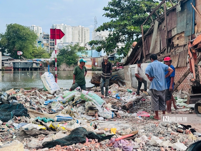 Loạt nhà bên Kênh Đôi, Tp.HCM đập bỏ trước giờ “G”- Ảnh 9. Loạt nhà bên Kênh Đôi, Tp.HCM đập bỏ trước giờ “G”- Ảnh 9.