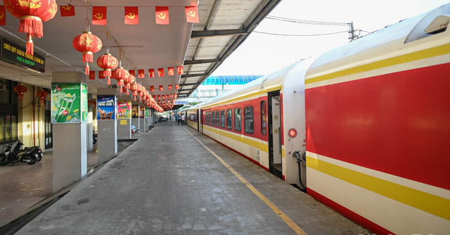 Đoàn tàu du lịch chất lượng cao Hà Nội - Đồng Hới chính thức lăn bánh- Ảnh 1.