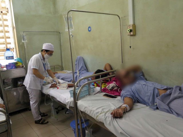 Ngộ độc khí từ hầm tàu, 2 ngư dân may mắn thoát chết- Ảnh 1.