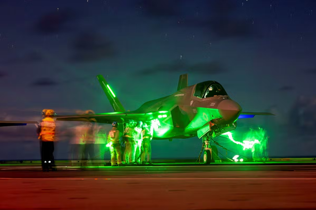 Cận cảnh tiêm kích F-35B hoạt động trong đêm đen- Ảnh 1. Cận cảnh tiêm kích F-35B hoạt động trong đêm đen- Ảnh 1.