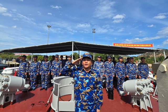 Tàu ngầm kilo, tàu mặt nước và Không quân Hải quân luyện tập diễu binh trên biển dịp Quốc khánh 2/9 - Ảnh 1.