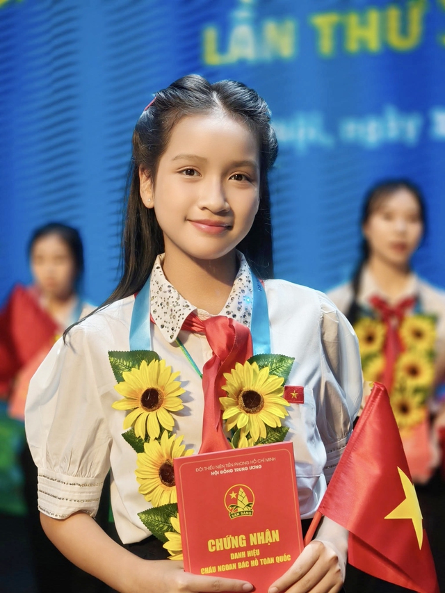 Cô bé 13 tuổi cất giọng khiến hàng ngàn trái tim rung động trong concert "Tổ quốc trong tim" là ai?- Ảnh 6. Cô bé 13 tuổi cất giọng khiến hàng ngàn trái tim rung động trong concert "Tổ quốc trong tim" là ai?- Ảnh 6.
