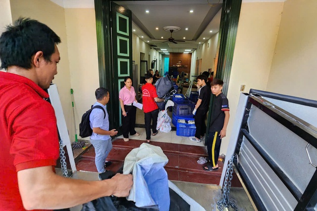 Nhiều cơ quan di chuyển, trả mặt bằng để cải tạo không gian hồ Gươm- Ảnh 1. Nhiều cơ quan di chuyển, trả mặt bằng để cải tạo không gian hồ Gươm- Ảnh 1.